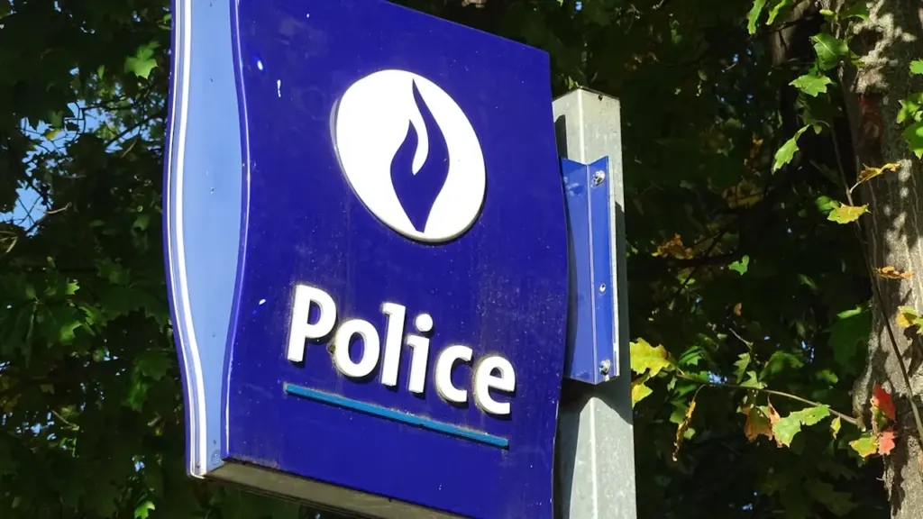 Panneau de signalisation bleu indiquant la présence d'une unité de police locale.