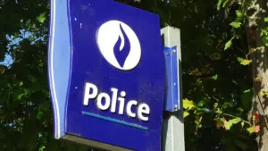 Panneau de signalisation bleu indiquant la présence d'une unité de police locale.