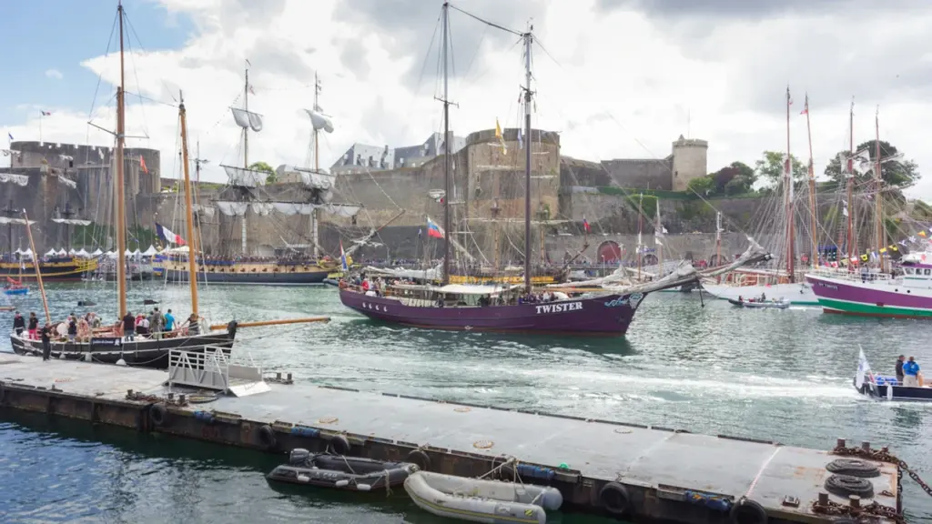 Voiliers anciens naviguant lors des fêtes maritimes de Brest en France.