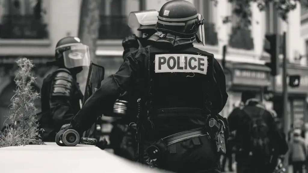 Policiers français en intervention avec équipement de protection lors d'une manifestation urbaine.