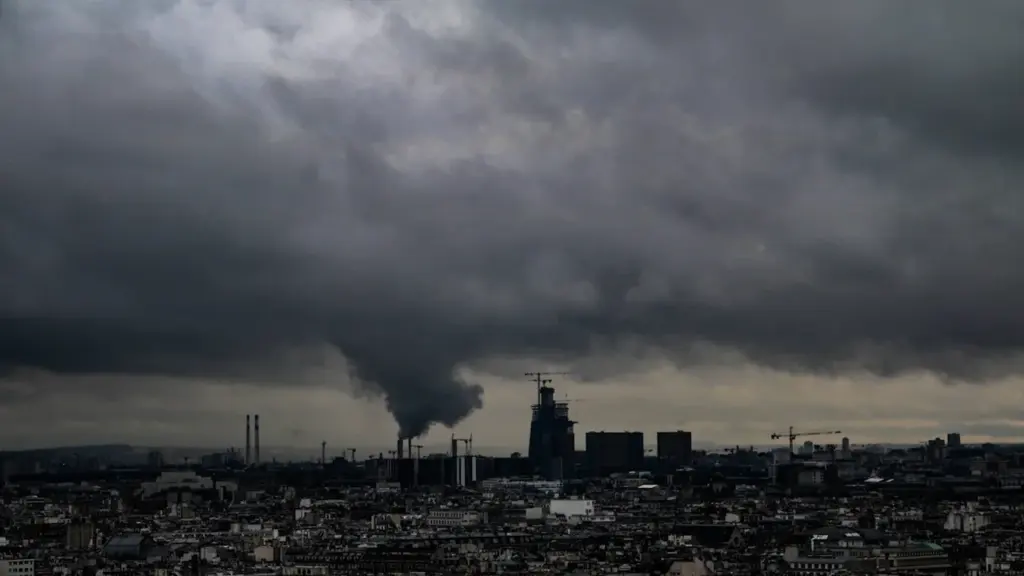 Vue panoramique d'une ville française sous un ciel d'orage menaçant et sombre.