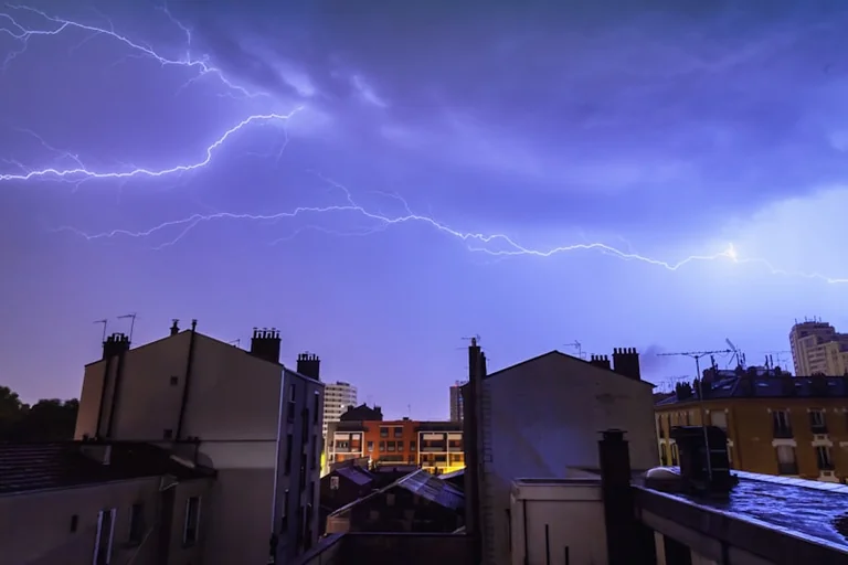 À Courbevoie, chaleur et orages bousculent la journée
