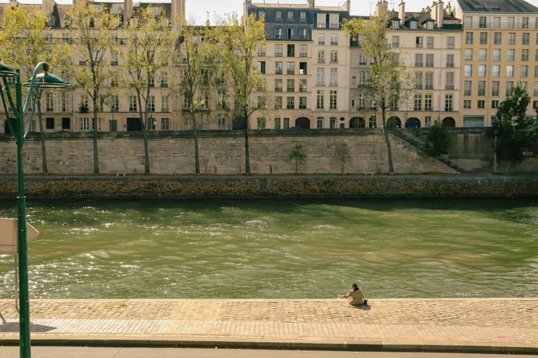 À Courbevoie, la chaleur change encore le quotidien