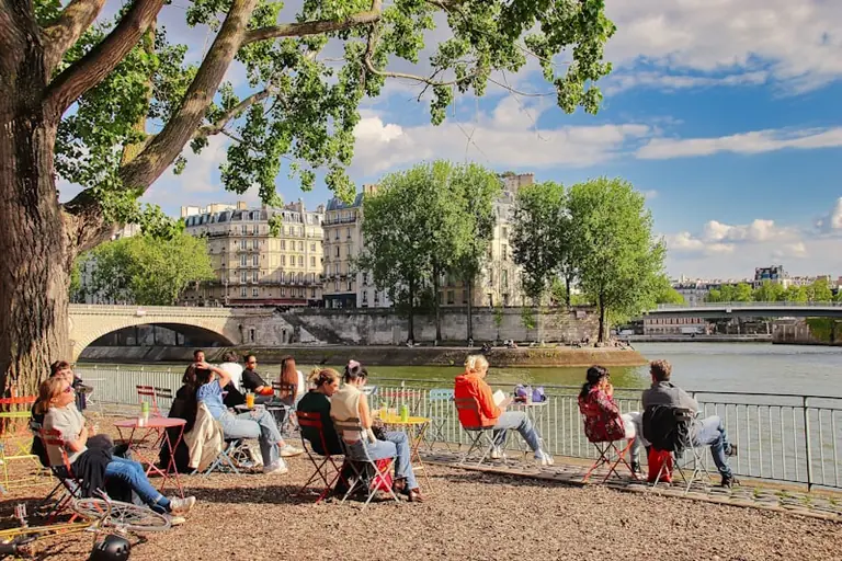À Courbevoie, la chaleur change encore le quotidien