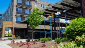 Un bâtiment communautaire moderne avec une décoration représentant un vélo pour l'atelier réparation.