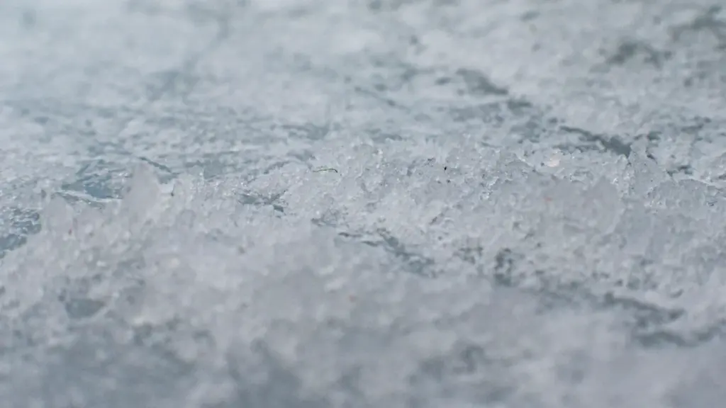 Gros plan détaillé sur une surface de glace texturée et naturelle.