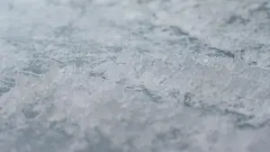 Gros plan détaillé sur une surface de glace texturée et naturelle.