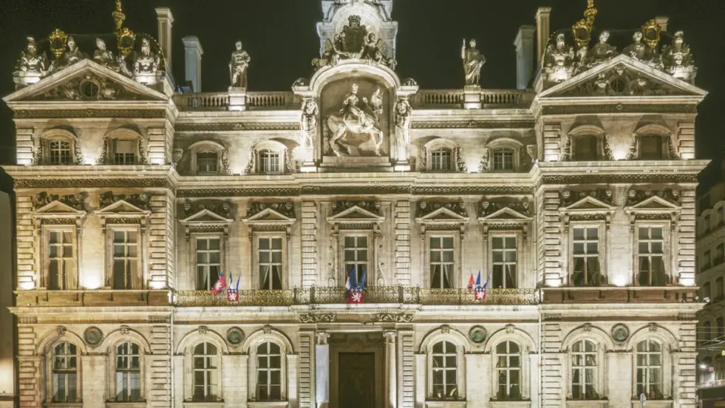 Façade illuminée de l'Hôtel de Ville de Lyon, centre de l'administration municipale.