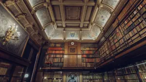 Vue intérieure majestueuse d'une bibliothèque patrimoniale française avec des rayonnages en bois