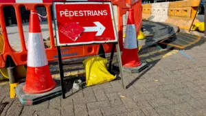 Signalisation de chantier et cônes orange sur un trottoir pour les travaux à Plouzané.
