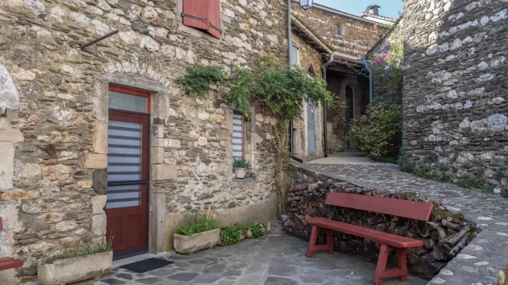 Une rue pavée traditionnelle avec des bâtiments en pierre à Saint-Étienne, France.