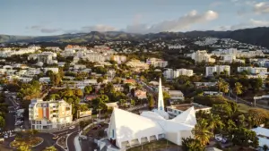 Vue aérienne de la ville de Saint-Denis à l'île de la Réunion en journée.