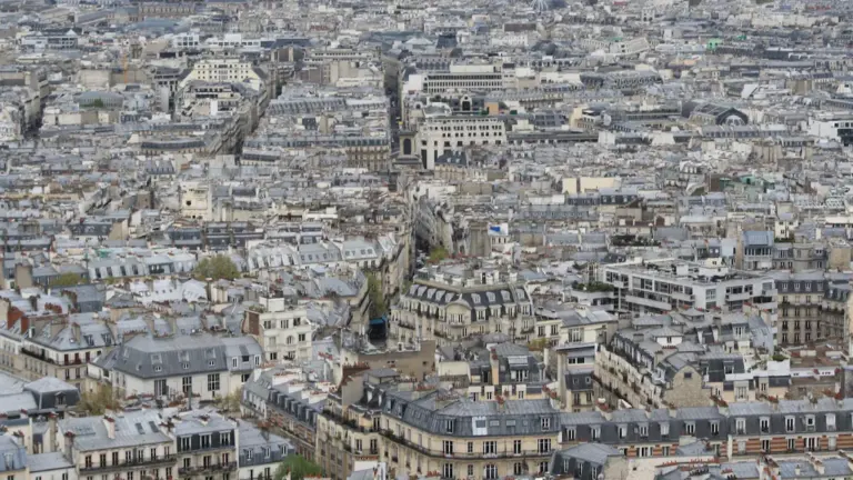 Vue aérienne panoramique des toits typiques en zinc de la ville de Courbevoie.