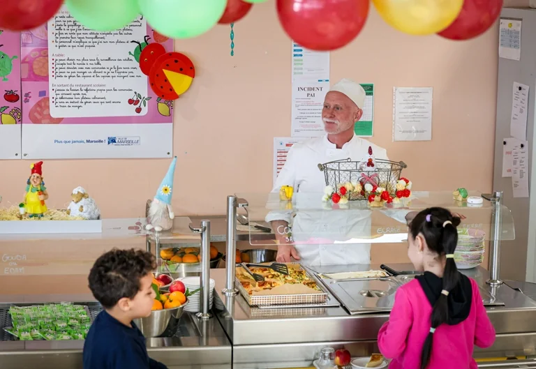 Parents à Marseille: un dossier cantine à vérifier