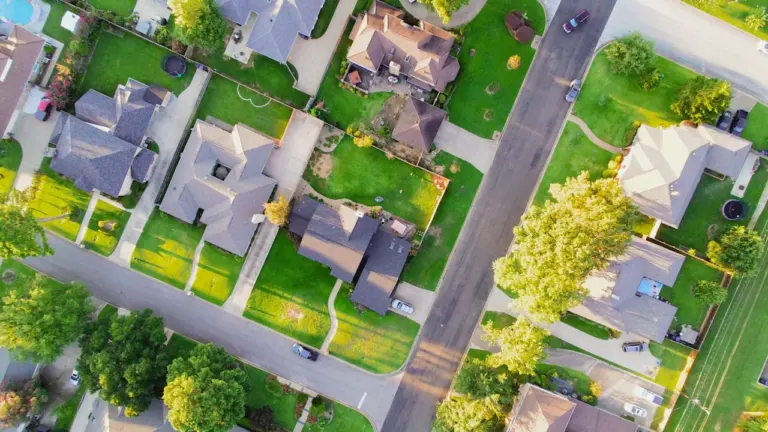 Vue aérienne d'un quartier résidentiel pavillonnaire avec des espaces verts à Créteil.