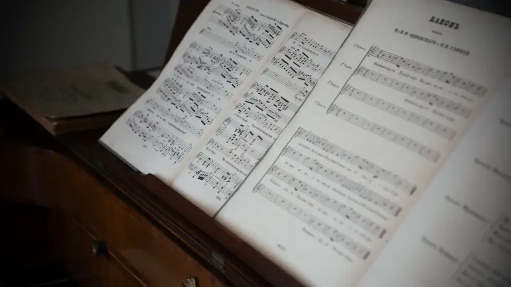 Partition de musique classique ouverte sur un vieux piano en bois.
