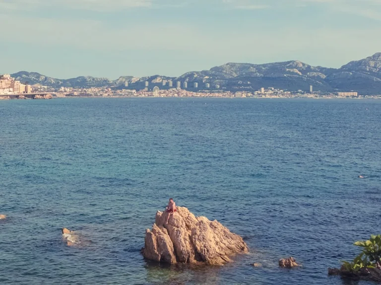 À Marseille, deux aides ouvrent les vacances aux familles