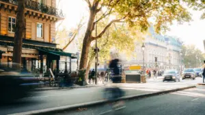 Vue apaisante d'un quartier français sous une lumière dorée de fin de journée.