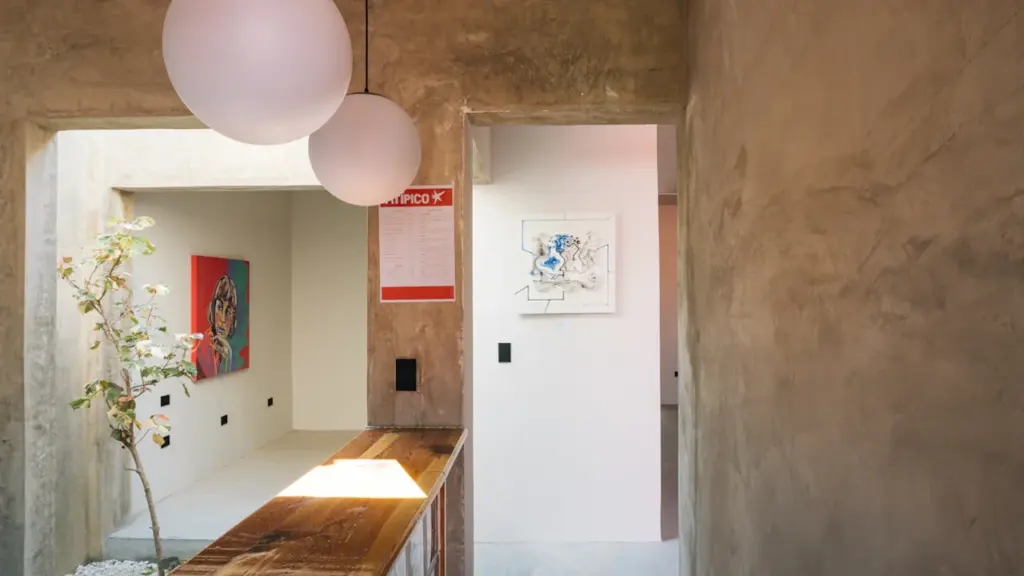 Intérieur moderne et épuré avec des œuvres d'art et des luminaires sphériques élégants.