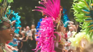 Danseurs en costumes colorés et plumes lors d'une fête célébrant la culture cap-verdienne.