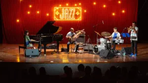 Un groupe de jazz se produit sur scène devant un public attentif.