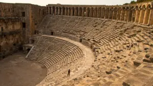 Vue d'ensemble du théâtre romain historique prêt pour les spectacles et événements culturels.