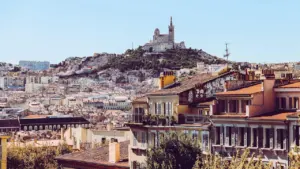 Vue panoramique emblématique de la ville de Marseille et de la basilique Notre-Dame-de-la-Garde.