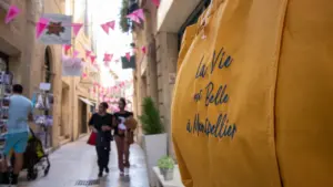 Un sac en toile jaune avec l'inscription La Vie est belle à Montpellier.