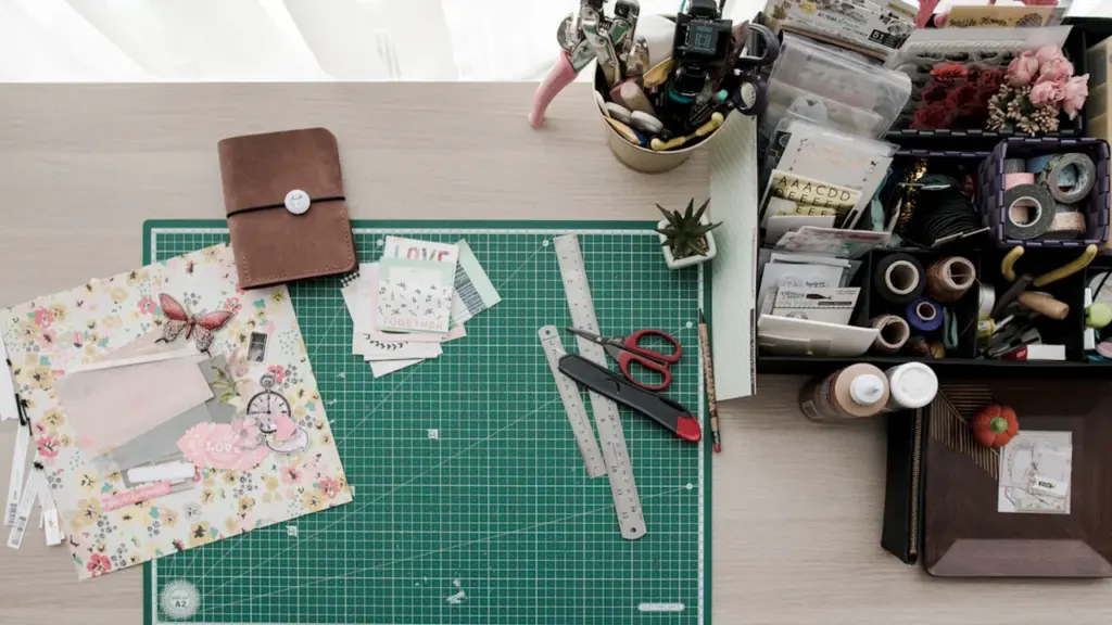 Vue plongeante sur un atelier de scrapbooking organisé avec outils et matériel créatif.