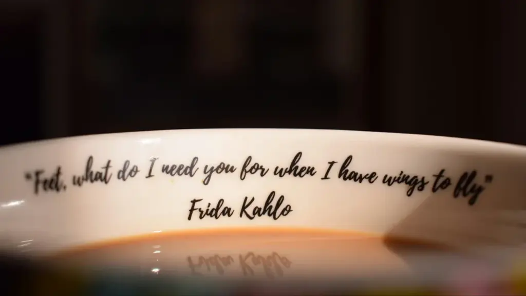 Une tasse contenant une citation célèbre de l'artiste peintre Frida Kahlo.