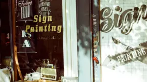 Vitrine d'un atelier de signalétique avec des lettrages peints à la main