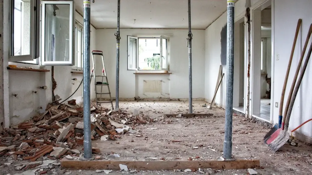 Intérieur en cours de rénovation avec des étais métalliques de soutien.