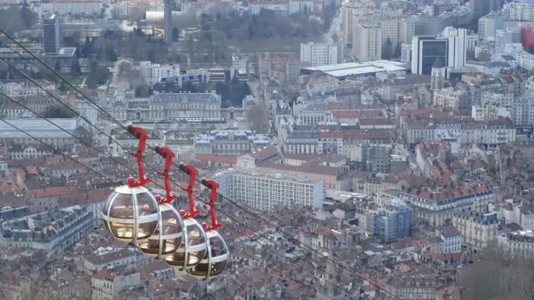 Vue plongeante sur la ville de Grenoble depuis le téléphérique de la Bastille.