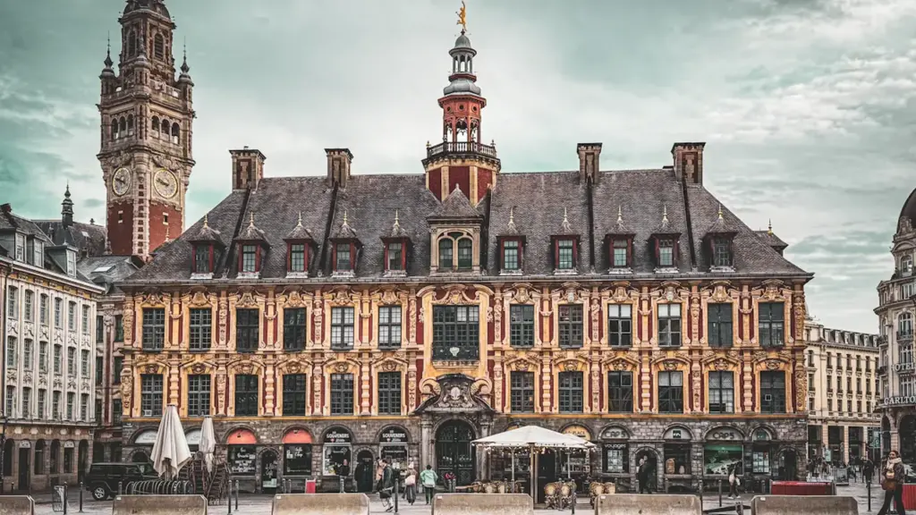 Façade majestueuse d'un bâtiment administratif français historique avec une horloge sur le toit.