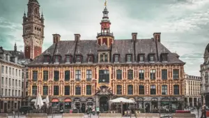 Façade majestueuse d'un bâtiment administratif français historique avec une horloge sur le toit.