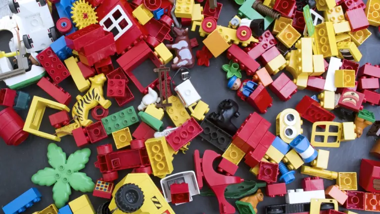 Vue plongeante sur un amas coloré de briques et accessoires de jeu Lego mélangés.