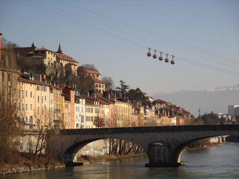 Grenoble : les coulisses du téléphérique du 6 juillet au 24 août