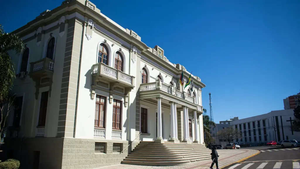 Bâtiment administratif classique avec architecture européenne, idéal pour illustrer une mairie de quartier.