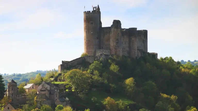 La forteresse médiévale de Najac dominant le paysage verdoyant en Occitanie, France.