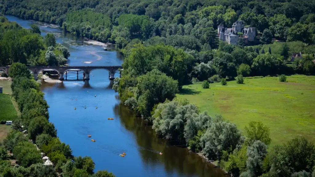 Vue aérienne panoramique de la Dordogne et ses falaises calcaires en été.