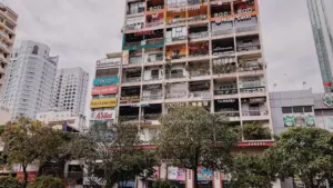 Façade d'un immeuble urbain dense avec de multiples enseignes commerciales en ville.
