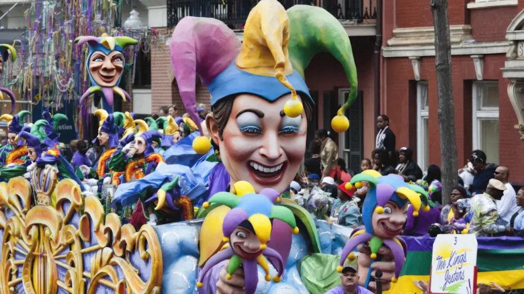 Décorations de parade colorées pour une fête traditionnelle à La Nouvelle-Orléans.