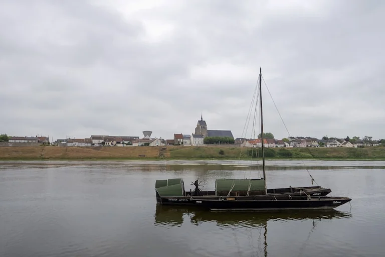 Une balade sur la Loire en toue sablière au départ d'Orléans