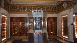 Un guichet de billetterie vintage élégant situé dans le hall d'un théâtre historique.