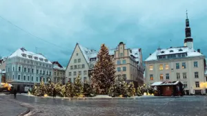 Vue pittoresque d'une place européenne traditionnelle avec des bâtiments historiques en hiver.