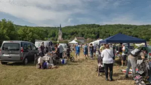 Un marché rural traditionnel en plein air sous un ciel bleu dégagé en France.