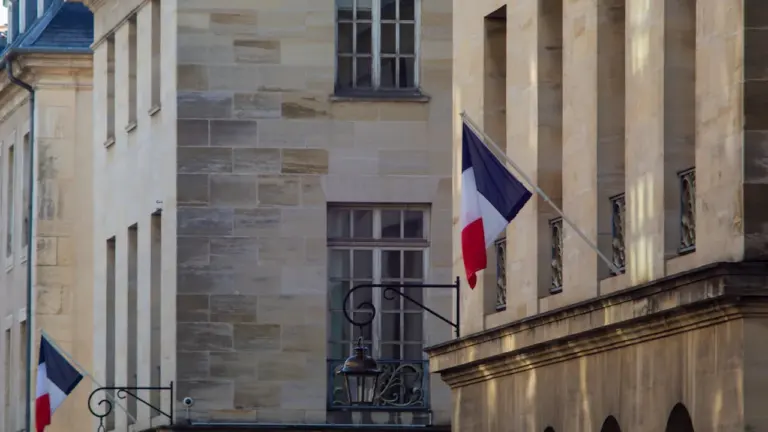 Trappes : Strasbourg met ses drapeaux en berne après l’attentat raciste